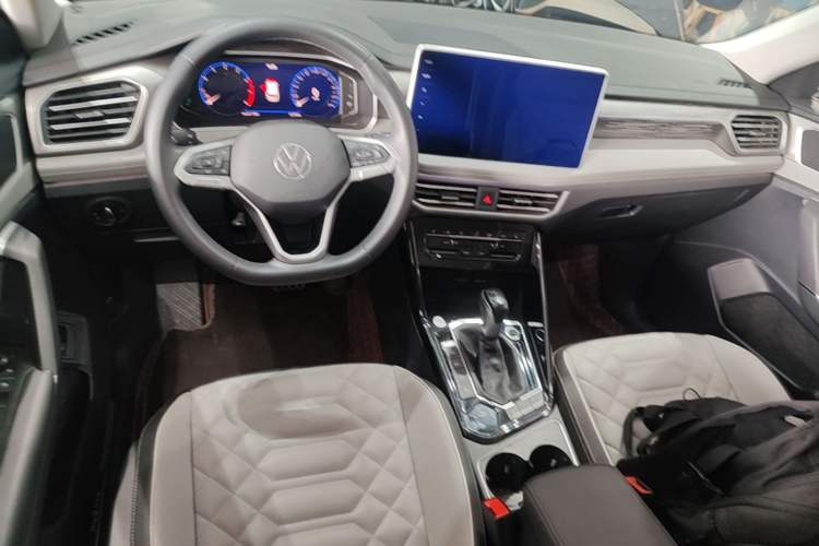 Used Volkswagen Tayron 2023 330TSI Two-Wheel-Drive R-Line High-Energy Version Center Console