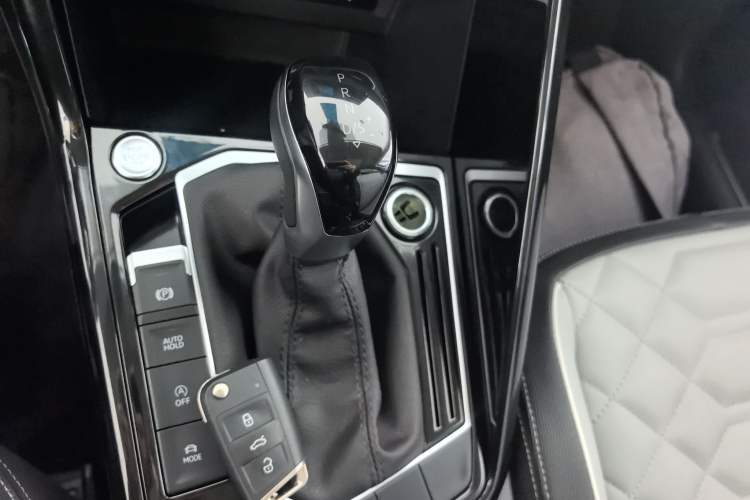 Used Volkswagen Tayron 2023 300TSI Two-Wheel-Drive Luxury Plus Advanced Edition Gear Lever