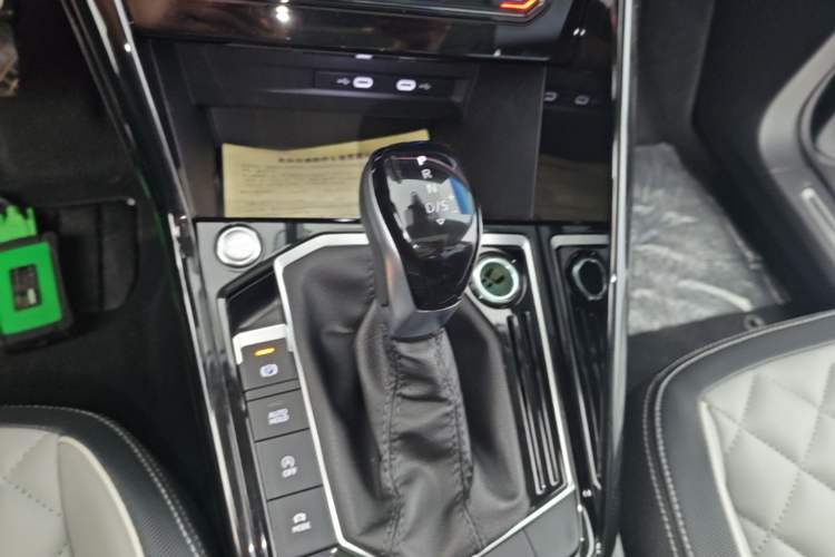 Used Volkswagen Tayron 2023 300TSI Two-Wheel-Drive Luxury Plus Advanced Edition Gear Lever