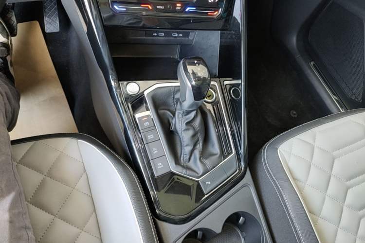 Used Volkswagen Tayron 2023 300TSI Two-Wheel-Drive Luxury Plus Advanced Edition Gear Lever