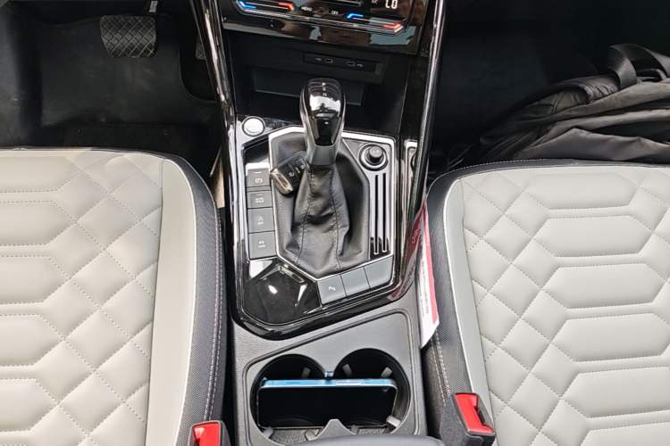 Used Volkswagen Tayron 2023 300TSI Two-Wheel-Drive Luxury Plus Advanced Edition Gear Lever
