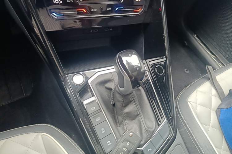 Used Volkswagen Tayron 2023 300TSI Two-Wheel-Drive Luxury Plus Advanced Edition Gear Lever