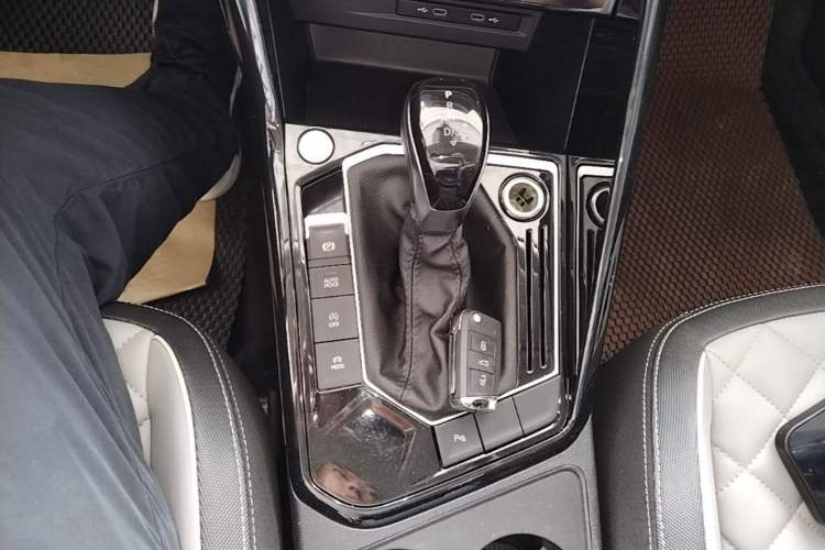Used Volkswagen Tayron 2023 330TSI Two-Wheel-Drive Luxury Plus Advanced Version Gear Lever