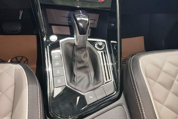 Used Volkswagen Tayron 2023 300TSI Two-Wheel-Drive Luxury Plus Advanced Edition Gear Lever
