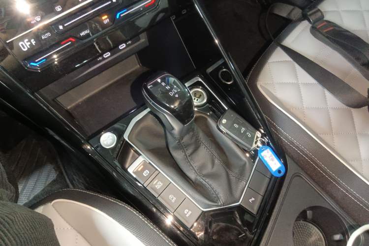 Used Volkswagen Tayron 2023 330TSI Two-Wheel-Drive Luxury Plus Advanced Version Gear Lever