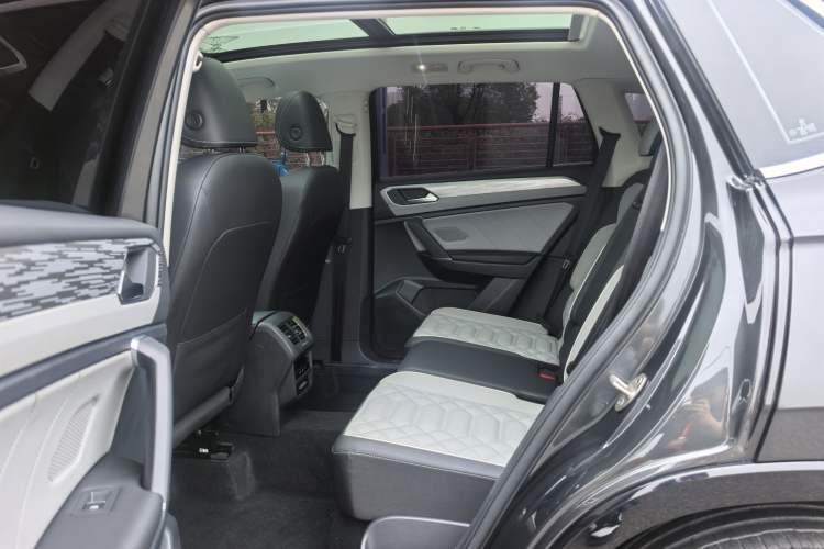 Used Volkswagen Tayron 2023 Revised Version 380TSI All-Wheel Drive R-Line High-Energy Edition Interior 3
