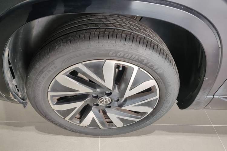 Used Volkswagen Tayron 2023 330TSI Two-Wheel-Drive R-Line High-Energy Version Left Front Wheel Hub