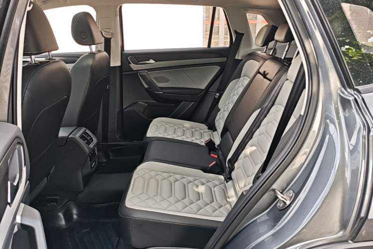 Used Volkswagen Tayron 2023 300TSI Two-Wheel-Drive Luxury Plus Advanced Edition Left Rear Seat