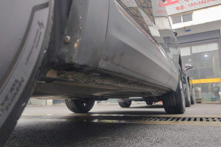 Used Volkswagen Tayron 2023 330TSI Two-Wheel-Drive Luxury Plus Advanced Version Left Side Sill