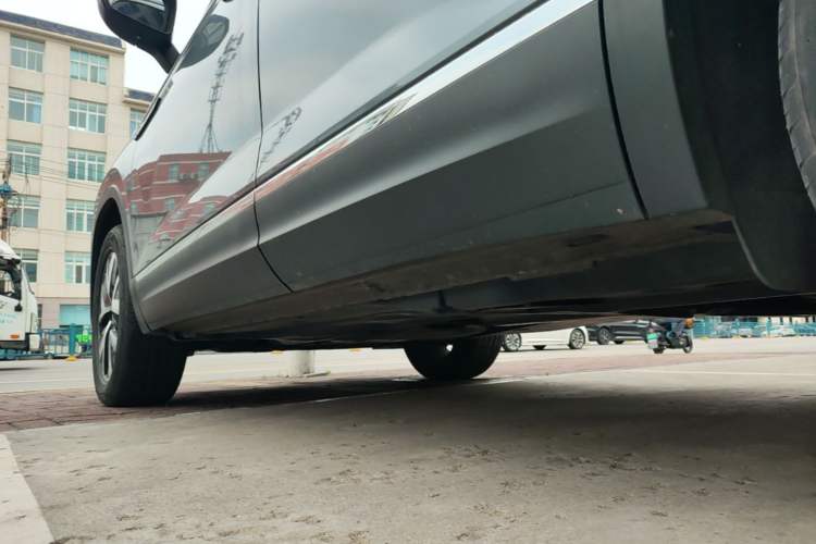 Used Volkswagen Tayron 2023 300TSI Two-Wheel-Drive Luxury Plus Advanced Edition Left Side Sill