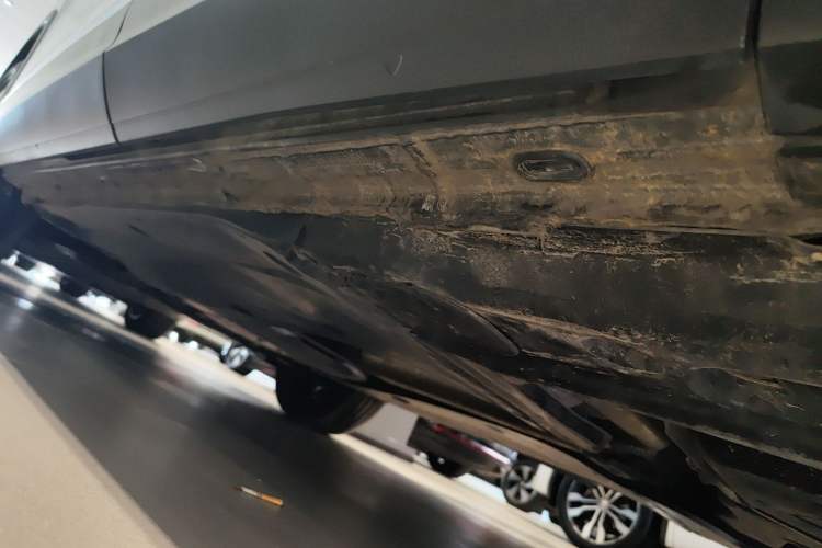 Used Volkswagen Tayron 2023 300TSI Two-Wheel-Drive Luxury Plus Advanced Edition Left Side Sill