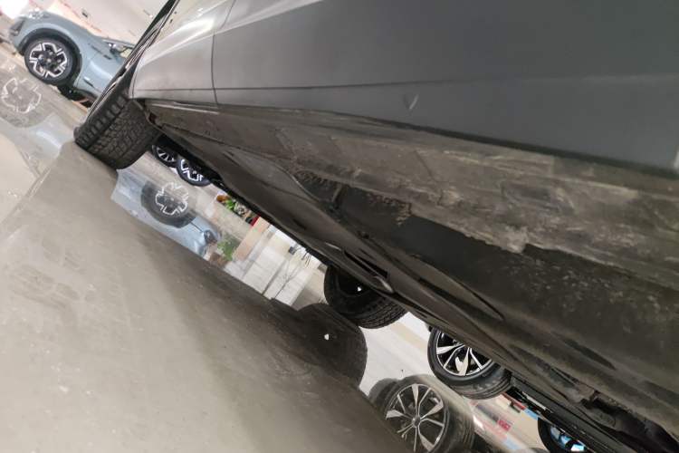 Used Volkswagen Tayron 2023 300TSI Two-Wheel-Drive Luxury Plus Advanced Edition Left Side Sill