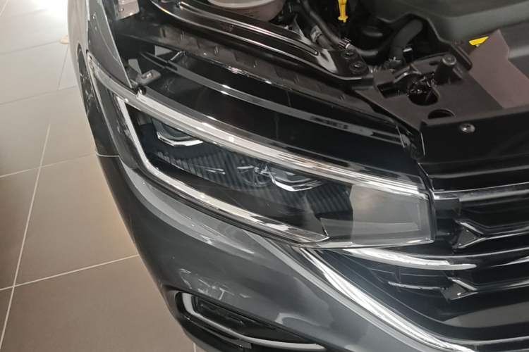 Used Volkswagen Tayron 2023 330TSI Two-Wheel-Drive Luxury Plus Advanced Version Right Front Headlight