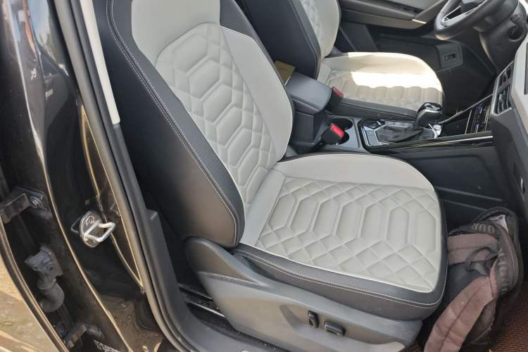 Used Volkswagen Tayron 2023 330TSI Two-Wheel-Drive Luxury Plus Advanced Version Right Front Seat