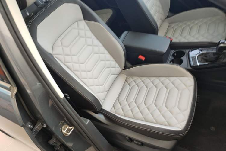Used Volkswagen Tayron 2023 300TSI Two-Wheel-Drive Luxury Plus Advanced Edition Right Front Seat