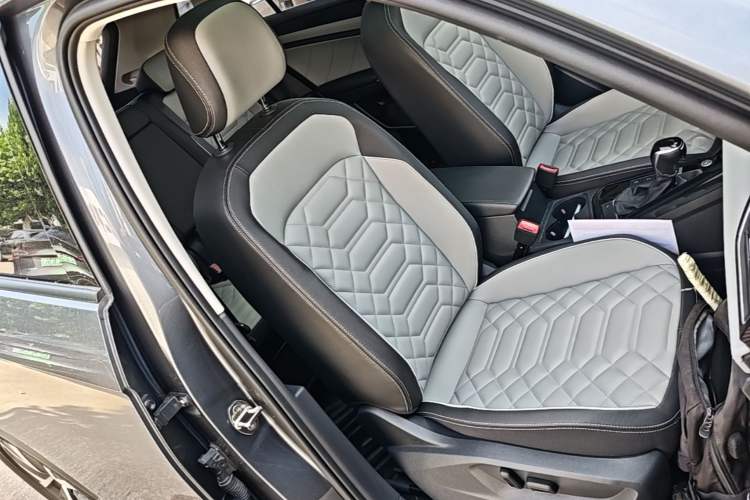 Used Volkswagen Tayron 2023 300TSI Two-Wheel-Drive Luxury Plus Advanced Edition Right Front Seat