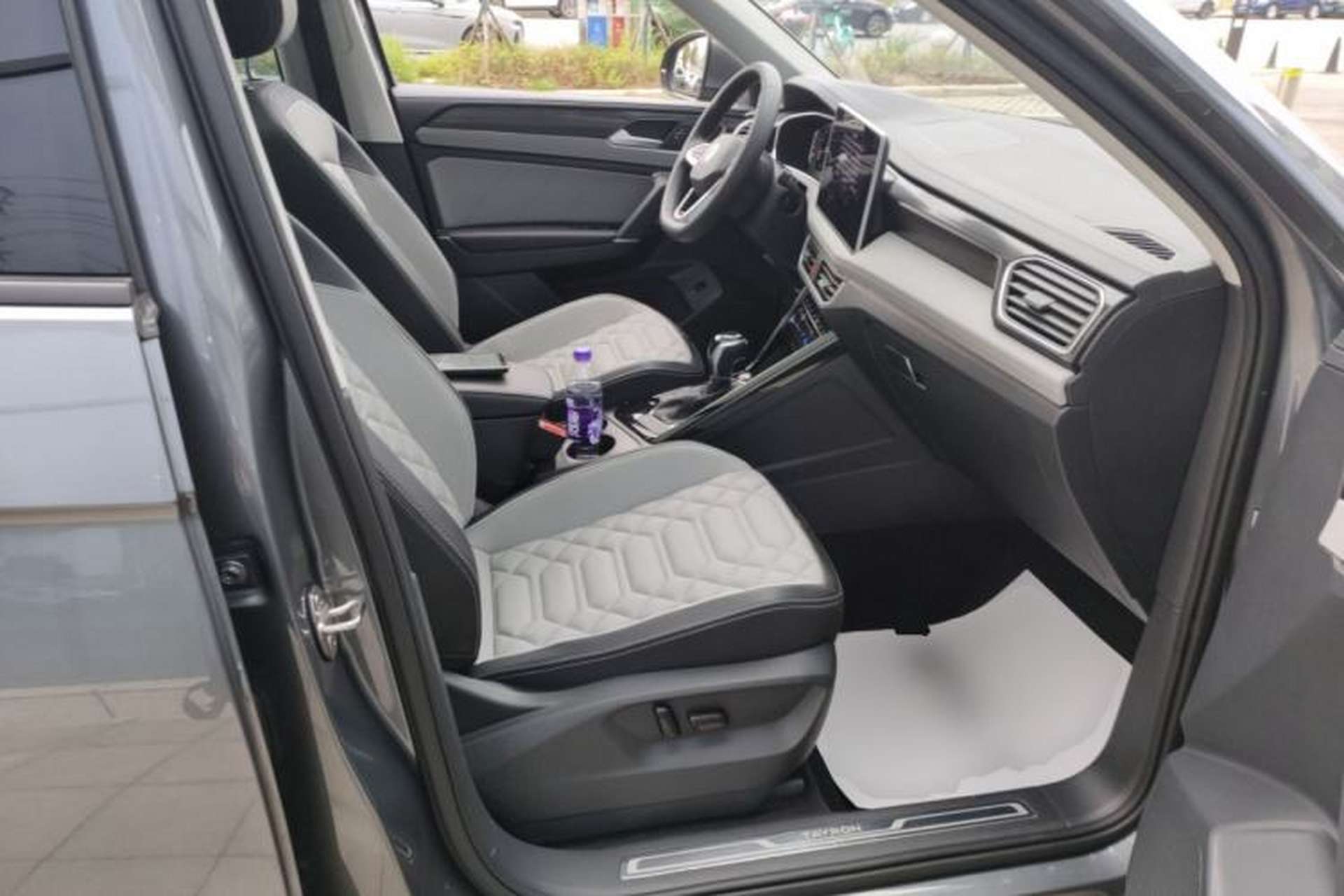 Used Volkswagen Tayron 2023 300TSI Two-Wheel-Drive Luxury Plus Advanced Edition Right Front Seat
