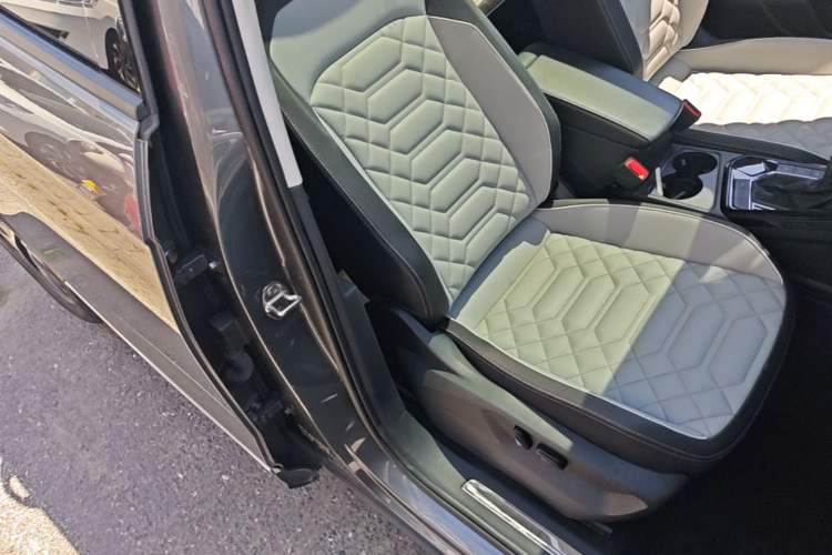 Used Volkswagen Tayron 2023 330TSI Two-Wheel-Drive Luxury Plus Advanced Version Right Front Seat