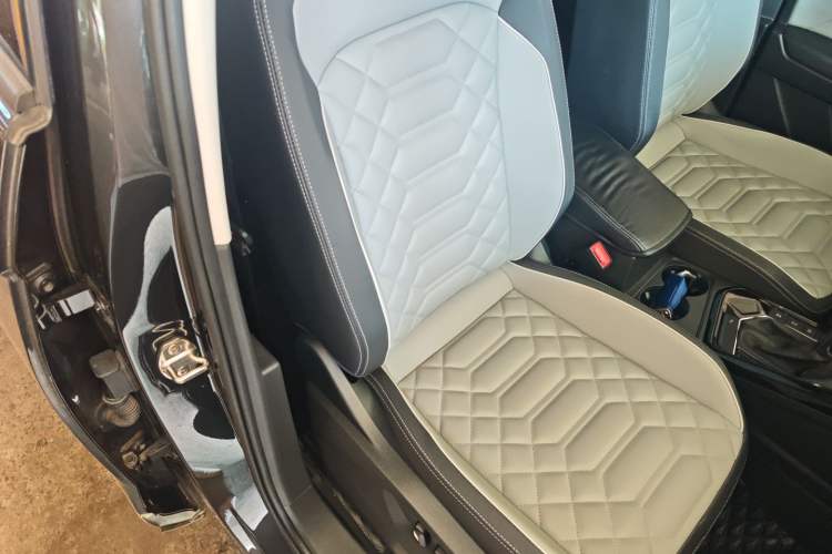 Used Volkswagen Tayron 2023 330TSI Two-Wheel-Drive Luxury Plus Advanced Version Right Front Seat
