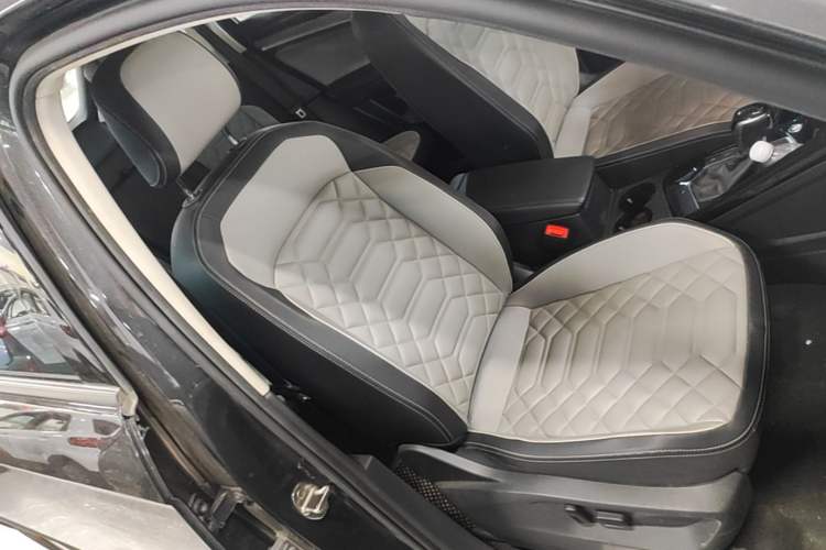 Used Volkswagen Tayron 2023 330TSI Two-Wheel-Drive Luxury Plus Advanced Version Right Front Seat