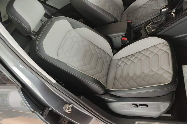 Used Volkswagen Tayron 2023 300TSI Two-Wheel-Drive Luxury Plus Advanced Edition Right Front Seat