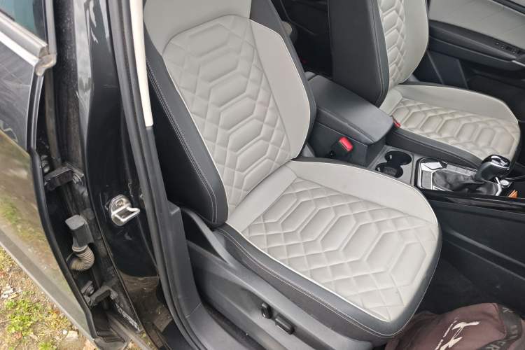 Used Volkswagen Tayron 2023 330TSI Two-Wheel-Drive Luxury Plus Advanced Version Right Front Seat
