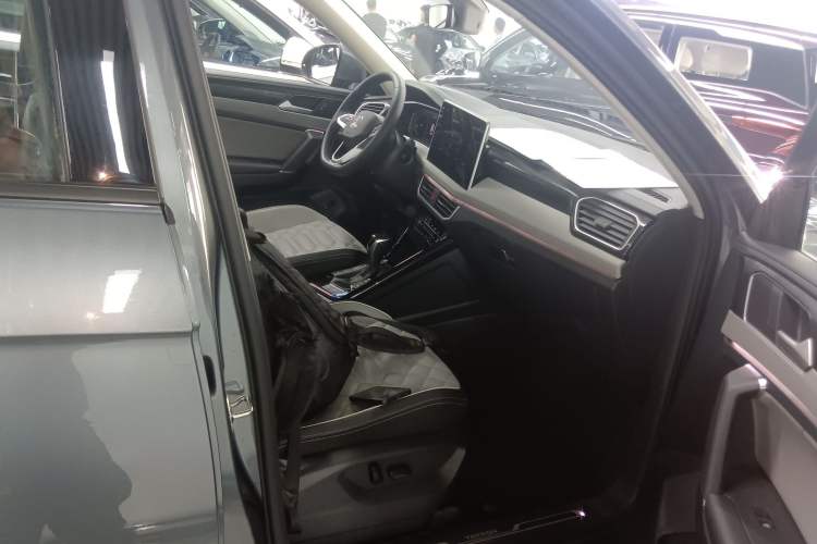 Used Volkswagen Tayron 2023 330TSI Two-Wheel-Drive Luxury Plus Advanced Version Right Front Seat