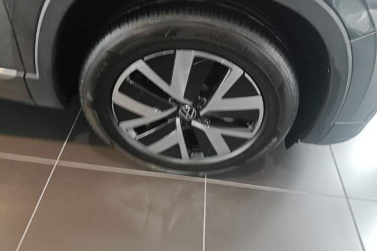 Used Volkswagen Tayron 2023 330TSI Two-Wheel-Drive Luxury Plus Advanced Version Right Front Wheel Hub