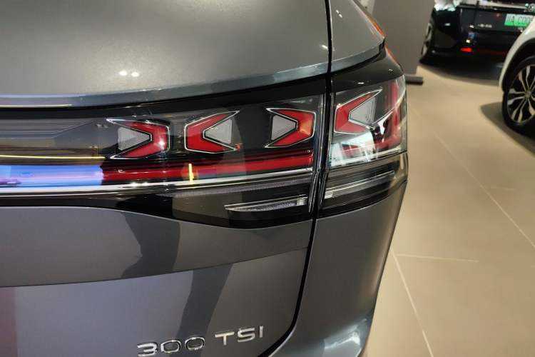 Used Volkswagen Tayron 2023 300TSI Two-Wheel-Drive Luxury Plus Advanced Edition Right Rear Taillight