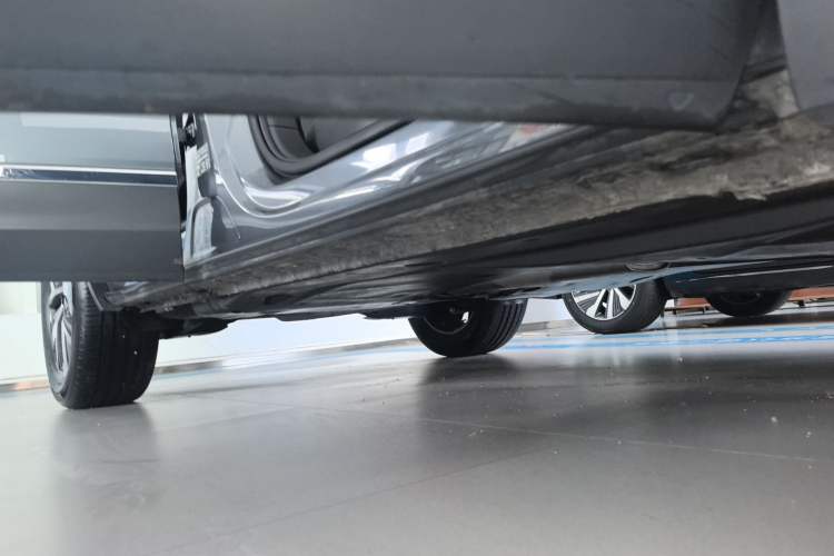 Used Volkswagen Tayron 2023 300TSI Two-Wheel-Drive Luxury Plus Advanced Edition Right Side Sill