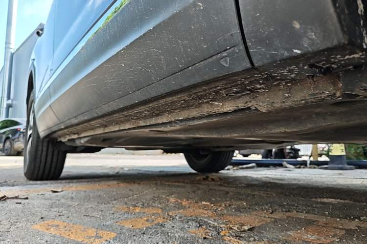 Used Volkswagen Tayron 2023 300TSI Two-Wheel-Drive Luxury Plus Advanced Edition Right Side Sill
