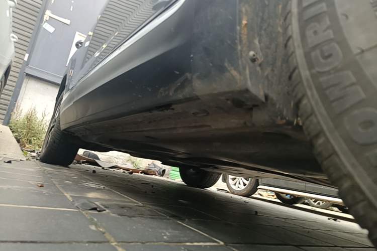 Used Volkswagen Tayron 2023 300TSI Two-Wheel-Drive Luxury Plus Advanced Edition Right Side Sill