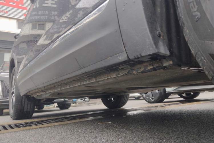 Used Volkswagen Tayron 2023 330TSI Two-Wheel-Drive Luxury Plus Advanced Version Right Side Sill