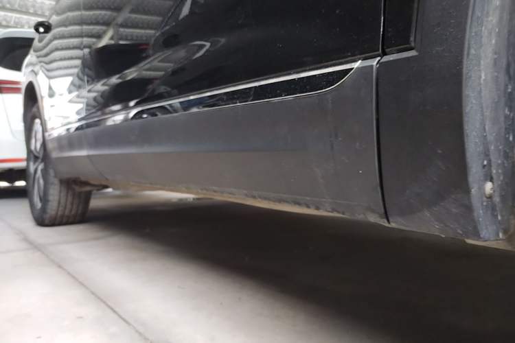 Used Volkswagen Tayron 2023 330TSI Two-Wheel-Drive Luxury Plus Advanced Version Right Side Sill