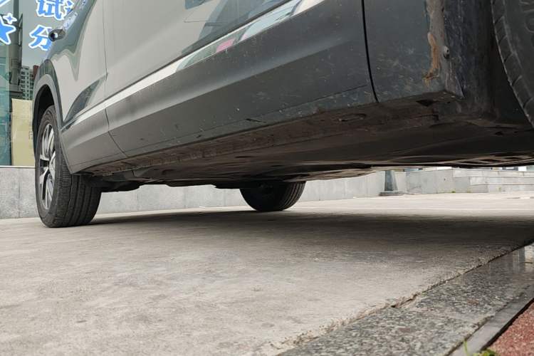 Used Volkswagen Tayron 2023 300TSI Two-Wheel-Drive Luxury Plus Advanced Edition Right Side Sill