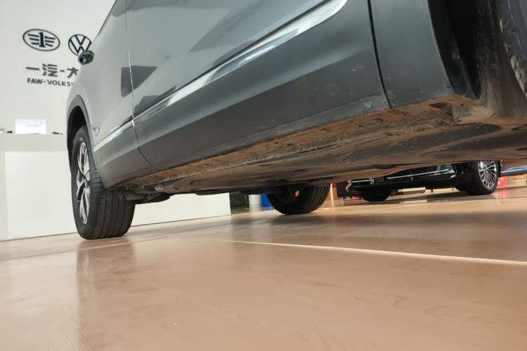 Used Volkswagen Tayron 2023 300TSI Two-Wheel-Drive Luxury Plus Advanced Edition Right Side Sill