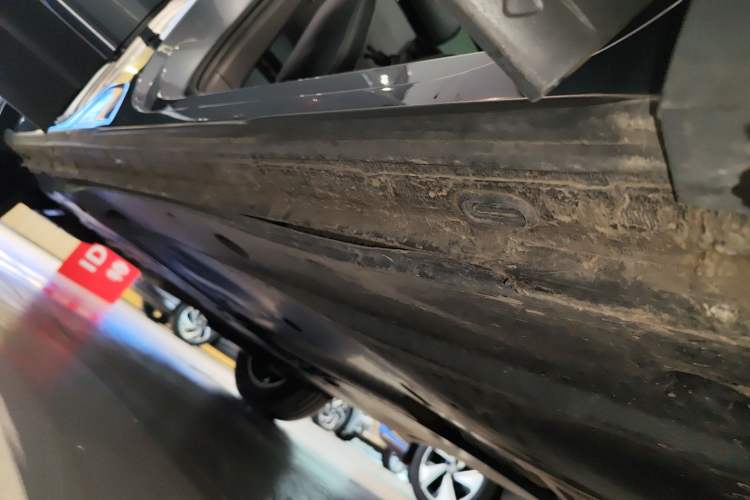 Used Volkswagen Tayron 2023 300TSI Two-Wheel-Drive Luxury Plus Advanced Edition Right Side Sill