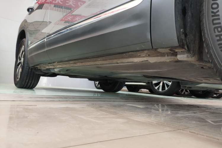 Used Volkswagen Tayron 2023 300TSI Two-Wheel-Drive Luxury Plus Advanced Edition Right Side Sill
