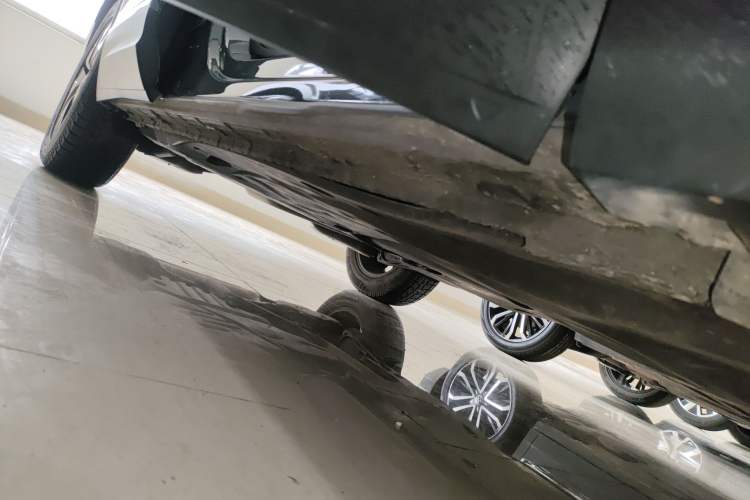 Used Volkswagen Tayron 2023 300TSI Two-Wheel-Drive Luxury Plus Advanced Edition Right Side Sill