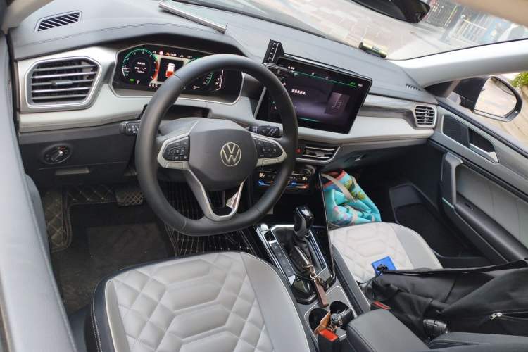 Used Volkswagen Tayron 2023 330TSI Two-Wheel-Drive R-Line High-Energy Version Center Console
