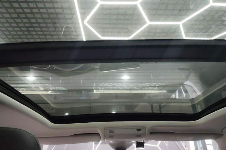 Used Volkswagen Tayron 2023 280TSI Two-Wheel-Drive Luxury Plus Advanced Version Headliner