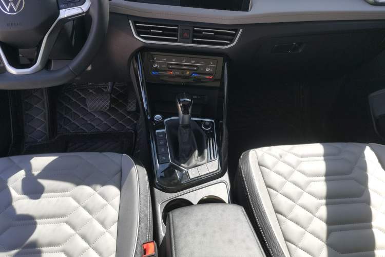 Used Volkswagen Tayron 2023 330TSI Two-Wheel-Drive R-Line High-Energy Version Gear Lever