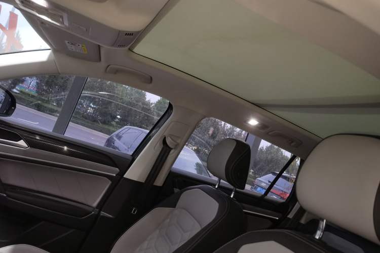 Used Volkswagen Tayron 2023 300TSI Two-Wheel-Drive Luxury Plus Advanced Edition Headliner