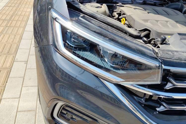 Used Volkswagen Tayron 2023 330TSI Two-Wheel-Drive Luxury Plus Advanced Version Right Front Headlight