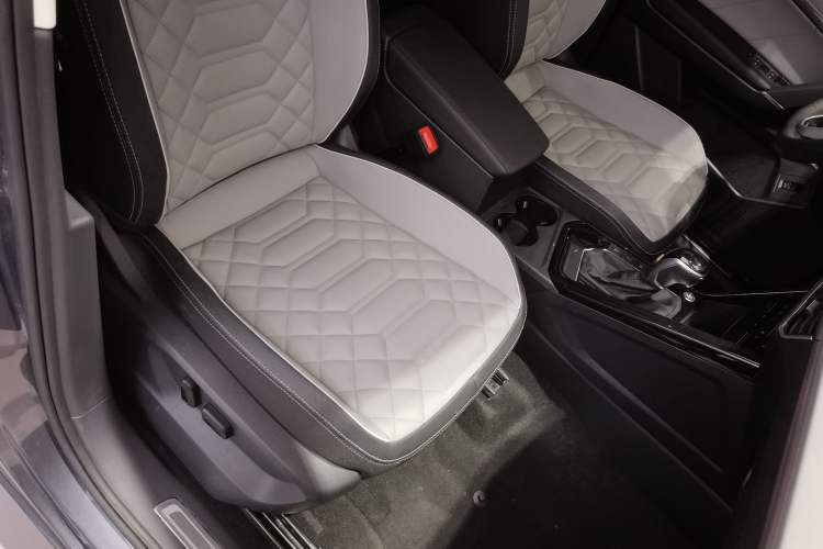 Used Volkswagen Tayron 2023 300TSI Two-Wheel-Drive Luxury Plus Advanced Edition Right Front Seat