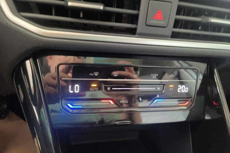 Used Volkswagen Tayron 2023 300TSI Two-Wheel-Drive Luxury Plus Advanced Edition Audio And AC Panel