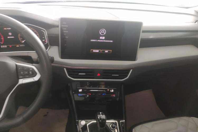 Used Volkswagen Tayron 2023 300TSI Two-Wheel-Drive Luxury Plus Advanced Edition Audio And AC Panel