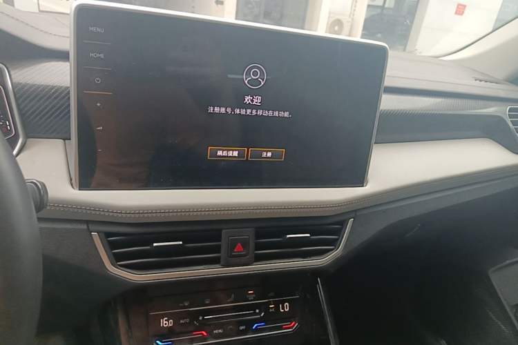Used Volkswagen Tayron 2023 300TSI Two-Wheel-Drive Luxury Plus Advanced Edition Audio And AC Panel