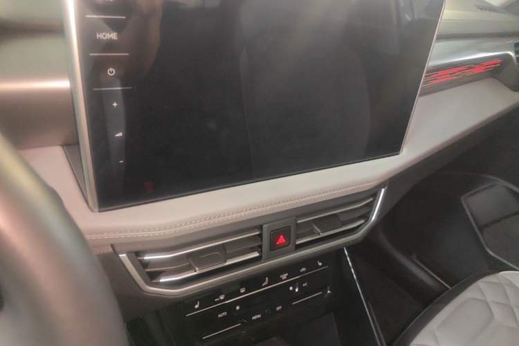 Used Volkswagen Tayron 2023 330TSI Two-Wheel-Drive R-Line High-Energy Version Audio And AC Panel