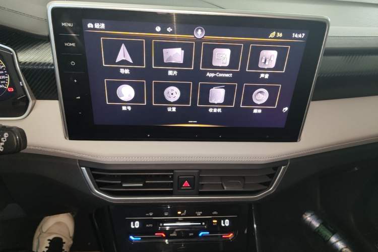 Used Volkswagen Tayron 2023 330TSI Two-Wheel-Drive Luxury Plus Advanced Version Audio And AC Panel